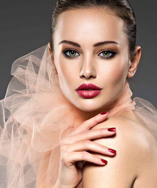 fashion woman with stylish makeup red nails and li WAVJ9SY