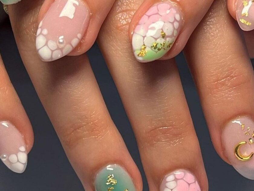 Beachy Acrylic Mermaid Nails