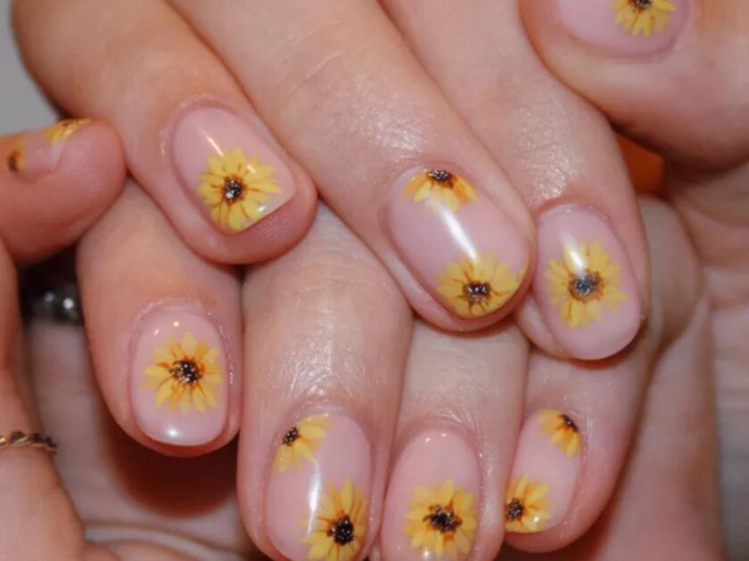 Golden Glitters Nails Art