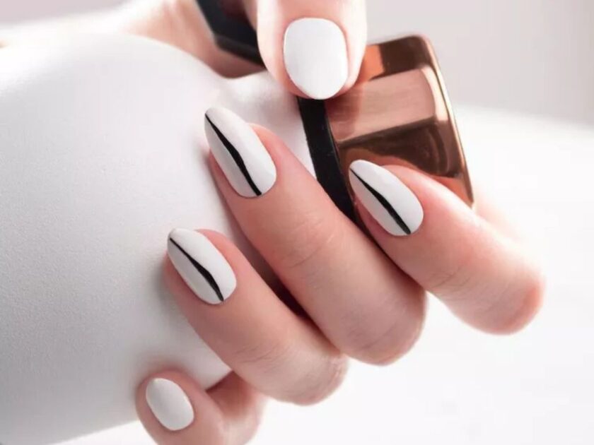 Graphic Black and White Nail
