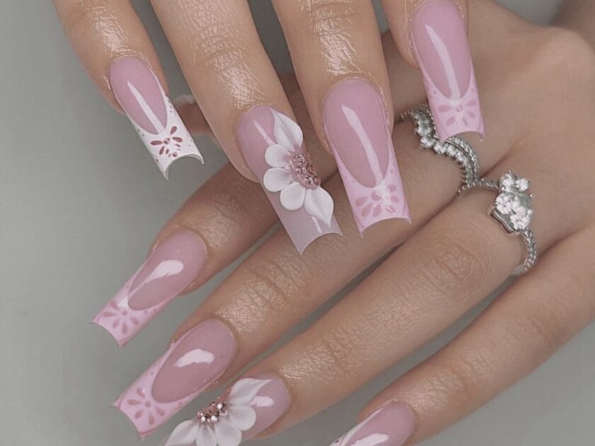 White Petals Summer Vacation Nail Ideas